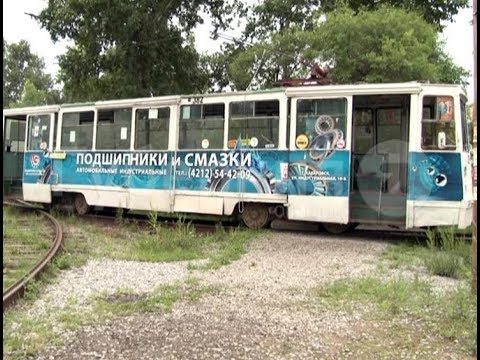 Видео: Пенсионерка не удержалась на ногах в хабаровском трамвае и упала.