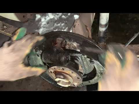 Видео: Замена заднего тормозного цилиндра на Волге