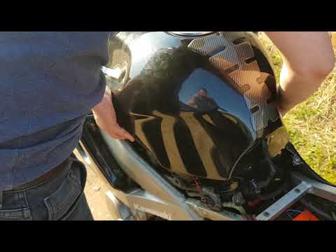 Видео: Как добраться до свечей Kawasaki zzr 400