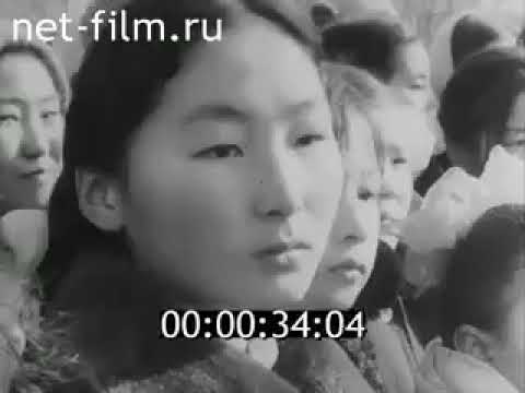 Видео: Бүхий олон багачууд Пионерын ордон Ульяновын хөшөөний нээлтэнд пионерт элсэж буй баатарчууд 1977он