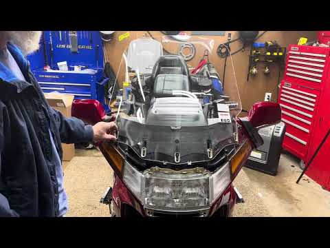 Видео: Установка лобового стекла Honda GL1500 Goldwing