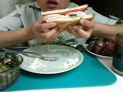 Видео: МУКБАНГ паста с ветчиной, сэндвич, шпинат и клубника в шоколаде