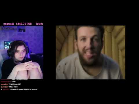 Видео: девушка смотрит клип BOOKER – Я понимаю