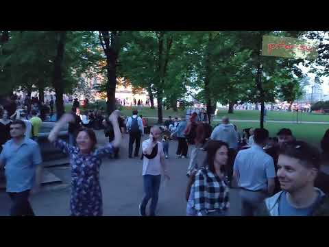 Видео: музыкальная группа Айдахо в саду Зимнего дворца Санкт-Петербурга piter.su