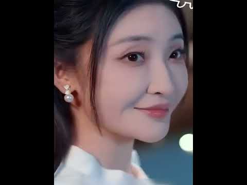 Видео: Девушка с гордостью и мощный генеральный директор, они пара, заставляющая весь мир восхищаться