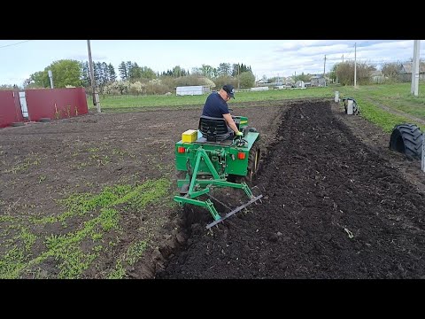 Видео: Гусеничный минитрактор пашет в новом сезоне! Требуется доработка гребенки!