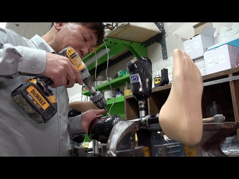 Видео: Процесс изготовления искусственной углеродной ноги для человека. Специалист по протезированию ног.