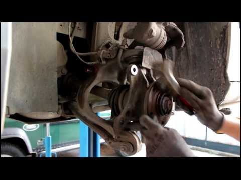 Видео: Peugeot 407  1,8  Пежо 407 2005 года Замена передних тормозных дисков и колодок