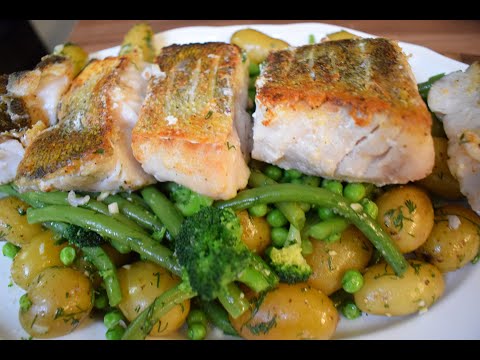 Видео: ЖАРЕНАЯ РЫБА С ОБАЛДЕННЫМ ГАРНИРОМ!!!