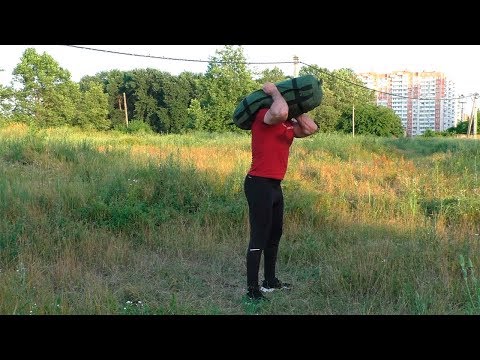 Видео: Забрасывание сэндбэга на плечо: техника выполнения