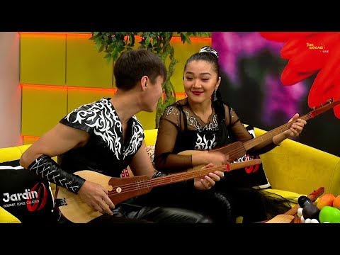 Видео: Жаңы жылдык ырларды комуздун күүсүнө салган Эламан жана Чолпон / Таң Шоола / НТС