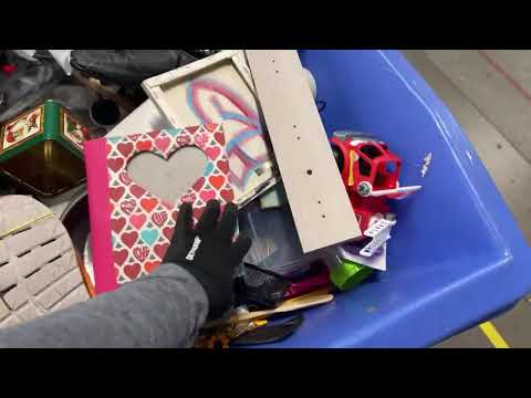 Видео: СВАЛКА В США Вместе Ищем Клад в Секонд Хенд на Вес #goodwilloutlet  #OlyaSineevaUSA