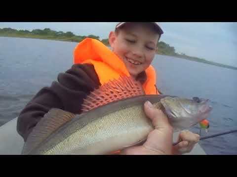 Видео: Егор с дедом на озере Ильмень