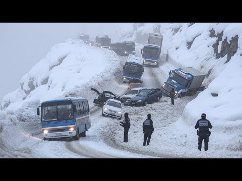 Видео: БЕЗУМНЫЙ ХАОС НА ЛЕДЯНОЙ ДОРОГЕ — Машины теряют управление во время зимней бури!
