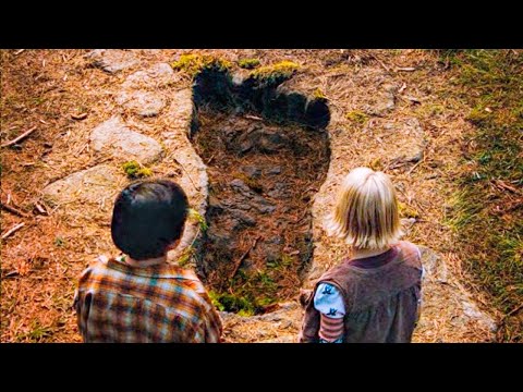 Видео: Орманда адасып кетіп, олар алып ізді көреді..