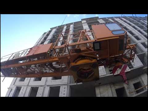 Видео: монтаж башенного крана LIEBHERR 90  первая серия , кран в огнях !