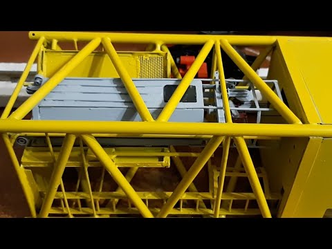 Видео: Модель башенного крана КБ-504 с лифтом в башне.