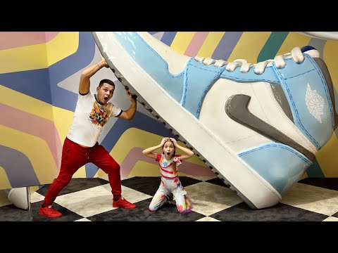 Видео: София и веселые приключения в волшебном игровом центе! Sofia and magic stories on the playground