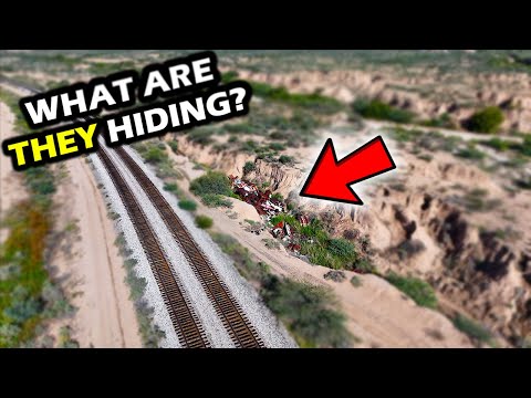 Видео: С помощью Google Earth я обнаружил странное скопление «чего-то» в пустыне... Это ненормально!
