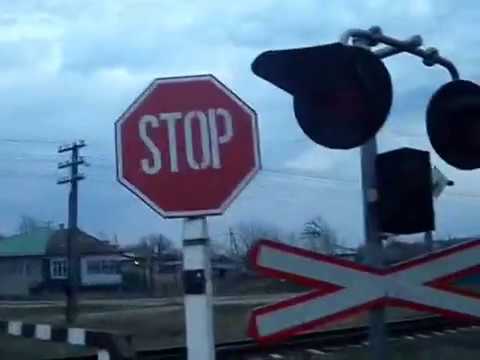 Видео: Железнодорожный переезд без шлагбаума. А раньше здесь был дежурный. Будка и шлагбаум.