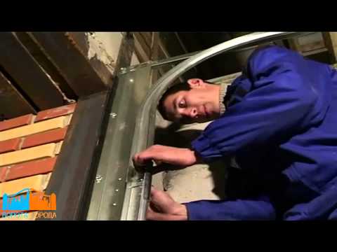 Видео: Монтаж гаражных секционных ворот DoorHan часть 1 RSD 02