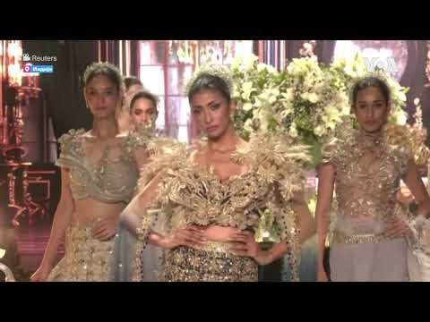 Видео: Индискиот дизајнер Сунит Варма со нова колекција на модната писта во Мумбаи, Индија