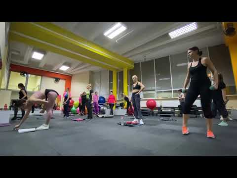 Видео: Силовая с использованием гантелей и Фитбола/ФК НОРМА