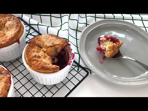 Видео: Хрустящий КРАМБЛ с Вишней и Малиной | Berry Crisp Crumble recipe | LENA COOKING
