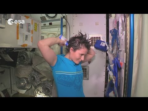 Видео: Как принимают душ на МКС?