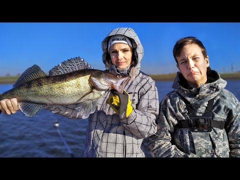 Видео: ПЕРВЫЙ СУДАК ЖЕНЫ и сразу ТРОФЕЙ! Глебус в ШОКЕ! Семейная рыбалка - трое в лодке!
