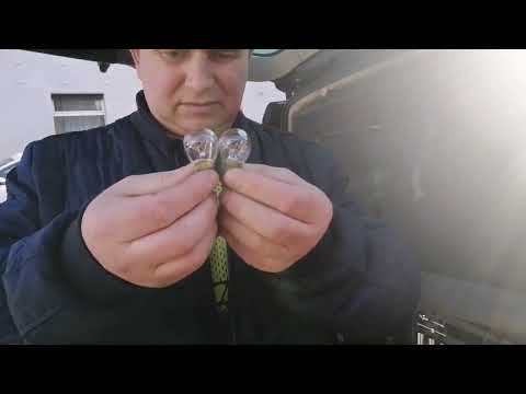 Видео: Замена лампочки заднего хода на Renault Grand Espace 4.