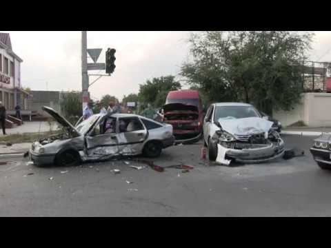 Видео: На светофор надейся, а сам не плошай!