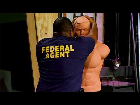 Видео: 3 быстрых и беспощадных приема самообороны, которые мгновенно остановят любого нападающего!