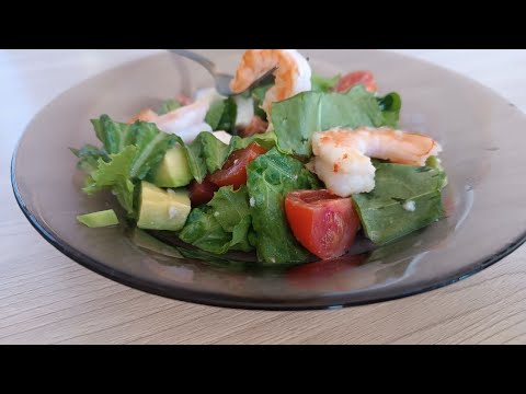 Видео: Лёгкий салат с креветками.