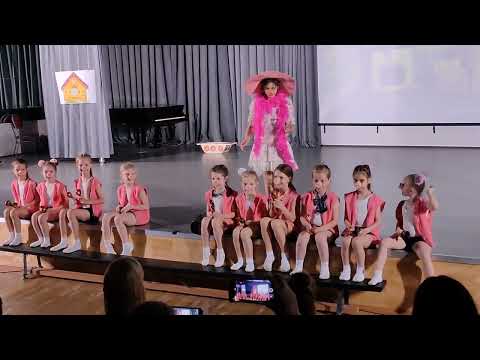 Видео: СПб, школа 654. Спектакль "Кошкин дом" 19.05.2023. Сцена с поросятами.