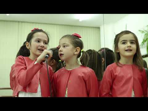 Видео: Апостоле в изпълнение на малките Смехоранчета