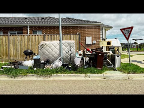 Видео: Он ваш, если хотите! Раздача на обочине