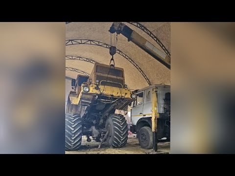 Видео: Замена переднего моста у К-700,подъем манипулятором 3х- тонником