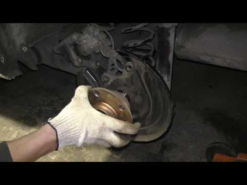Видео: Как снять заднюю ступицу - Skoda Octavia A7