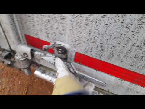 Видео: Работа на щеповозе . Выгрузка . Загрузка опилкой . Как работает подвижной пол . часть 2 .