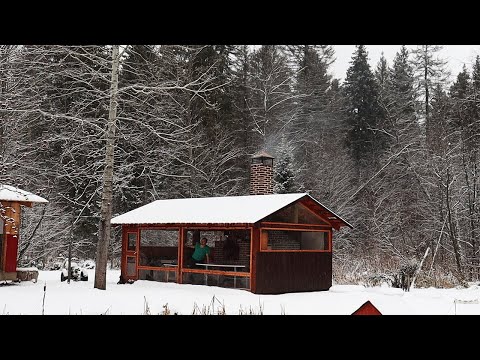 Видео: Греюсь в домике в лесу! Готовлю картофель!