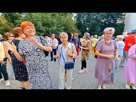 Видео: 7.09.25г... "Бабье Лето Виновато"... звучит на Танцполе в Гомельском парке... 