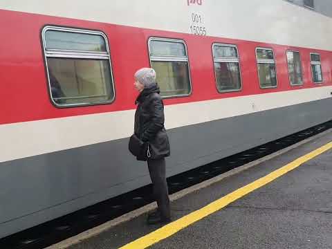 Видео: По железной дороге в Санкт-Петербург.