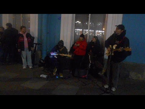 Видео: Уличные музыканты Питер Женя  на Невском 4 ноября ч5 - Устрой Дестрой!