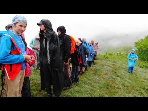 Видео: Туристические песни  Песни у костра  Люди идут по свету