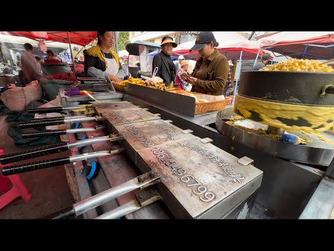 Видео: Юньнань, Китай. Продовольственный рынок: рисовая лапша со свиной кровью, пряный творог, кубики прико