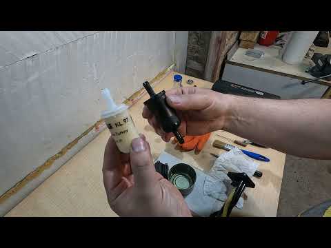 Видео: KTM TPI замена топливного фильтра в баке