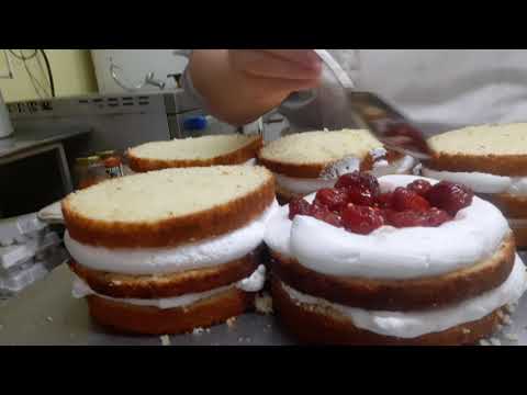 Видео: торт бисквитный со сливками и клубникой @любимая работа