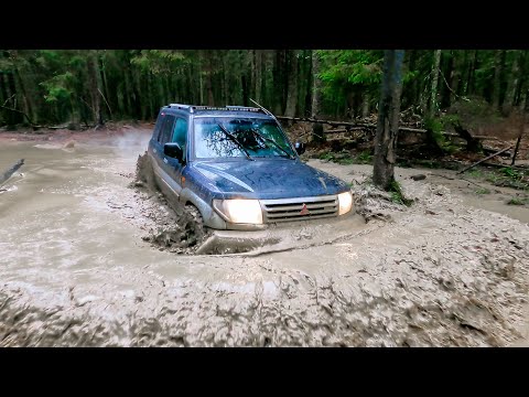 Видео: Pajero Pinin, Нивы и Land Cruiser Prado замес в последней грязи