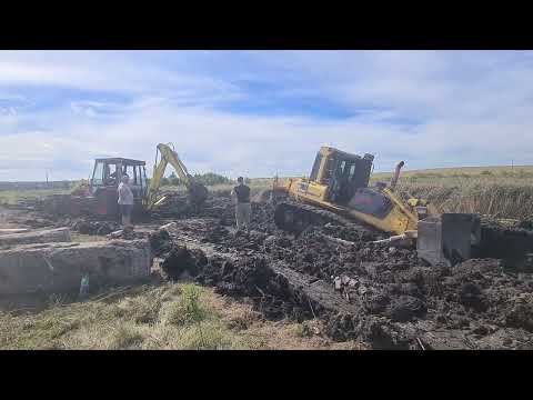 Видео: АТЕК 999 витягує з пастки бульдозер Komatsu D65EX
